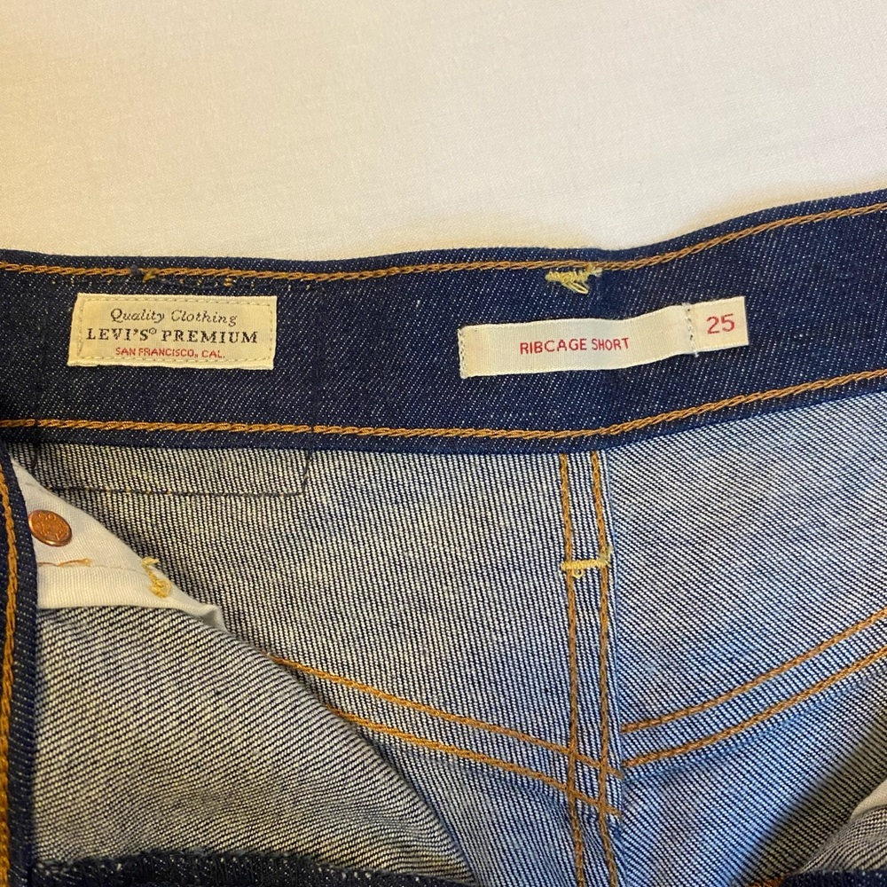 Levi’s Ribcage Shorts - Picture 3 of 4